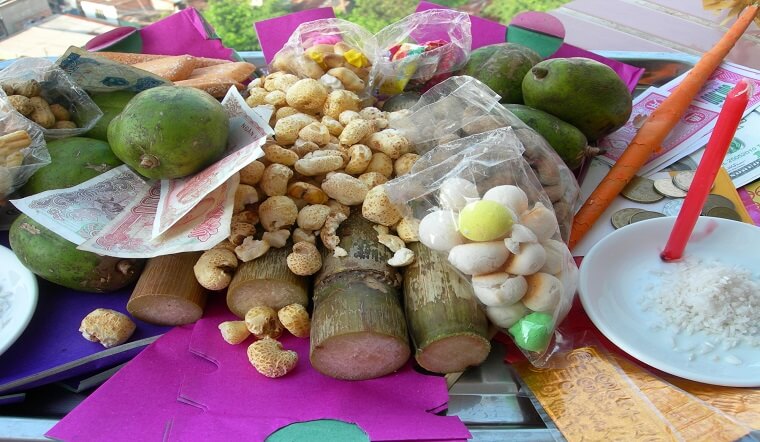 Chuẩn bị lễ vật cúng cô hồn hàng tháng đầy đủ